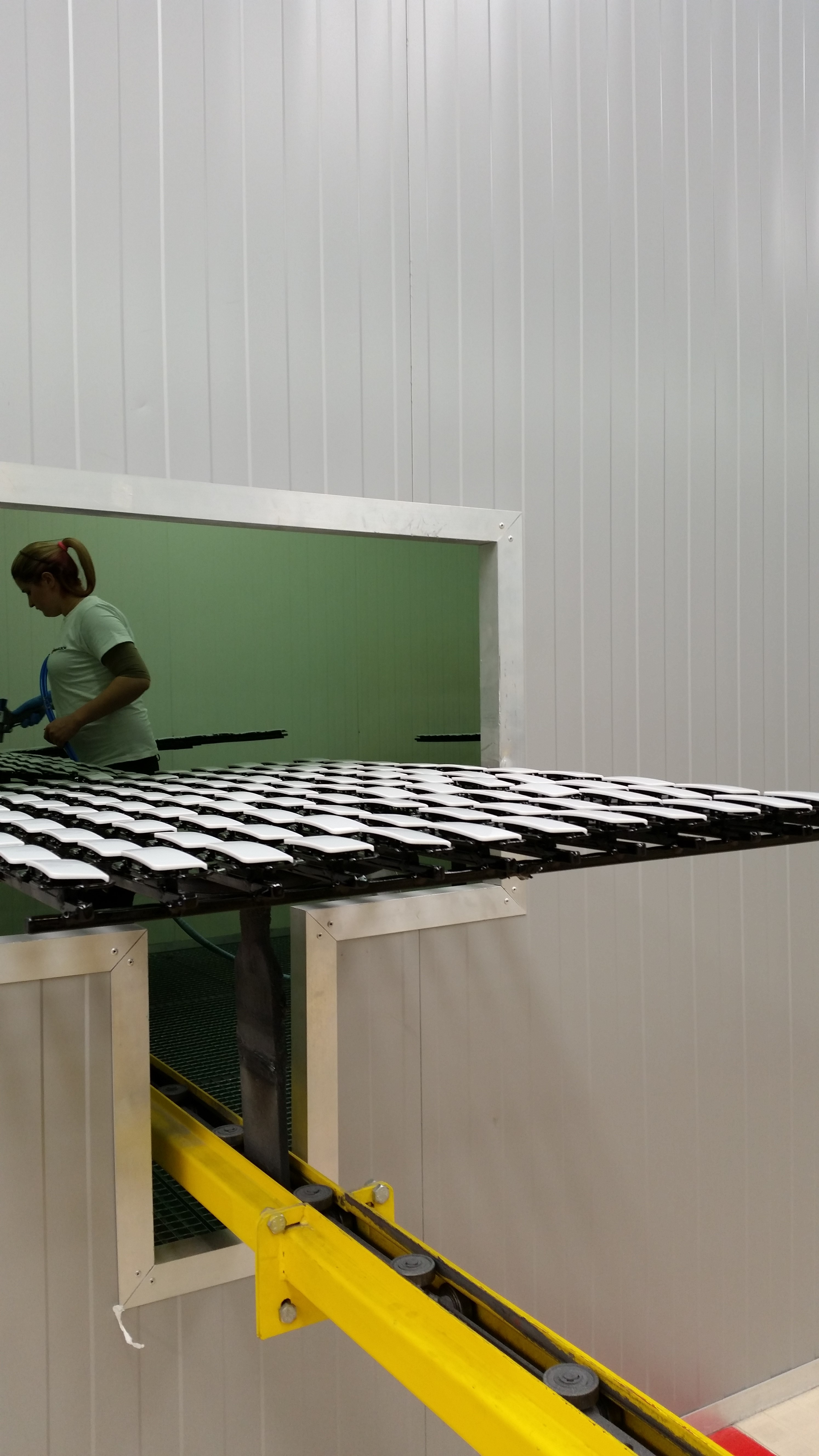 MONORAIL INVERTIDO PARA PINTURA DE PIEZAS DE PLASTICO 2